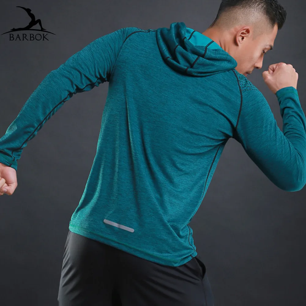 Nowe bluzy z kapturem i kurtki – Running Gear Jacket recenzja i cena